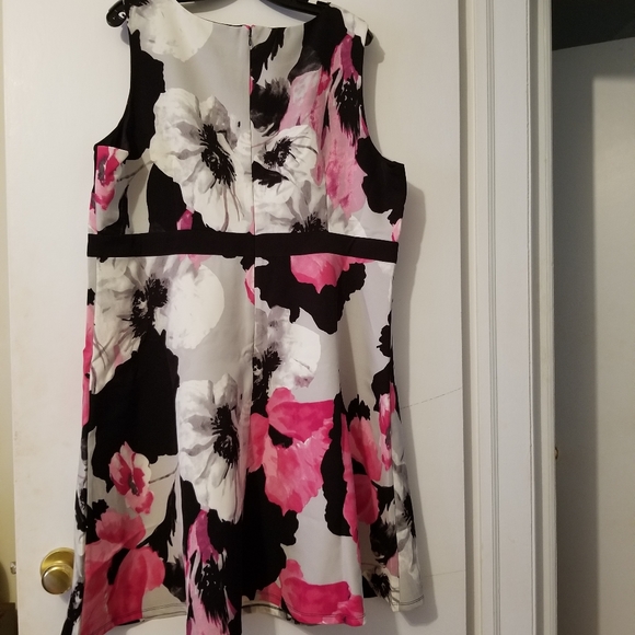 SIZE 18 DRESS - Picture 5 of 8